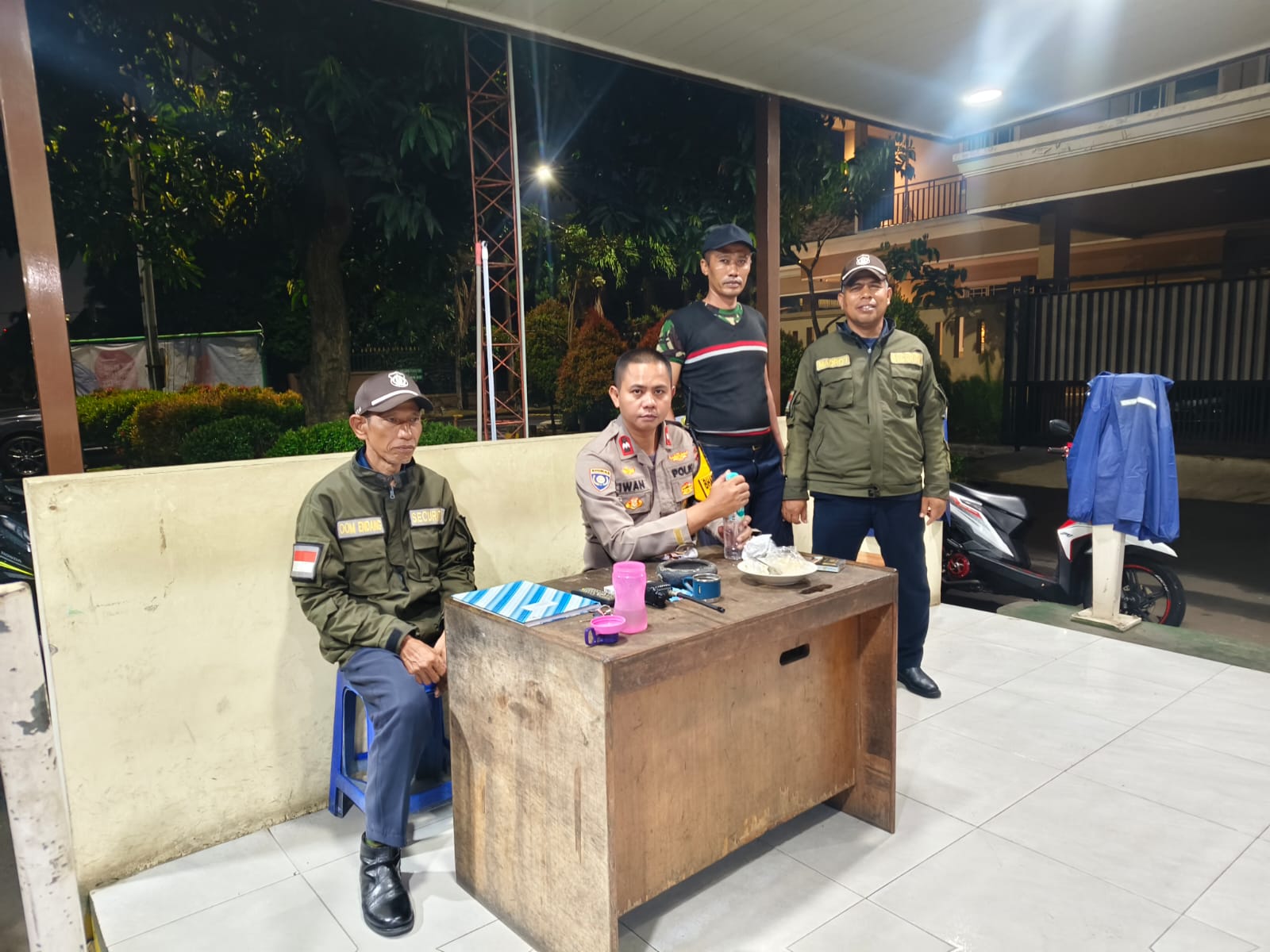 Cooling System Lewat DDS, Bhabinkamtibmas Pakulonan Barat Sambangi Warga di Malam Hari