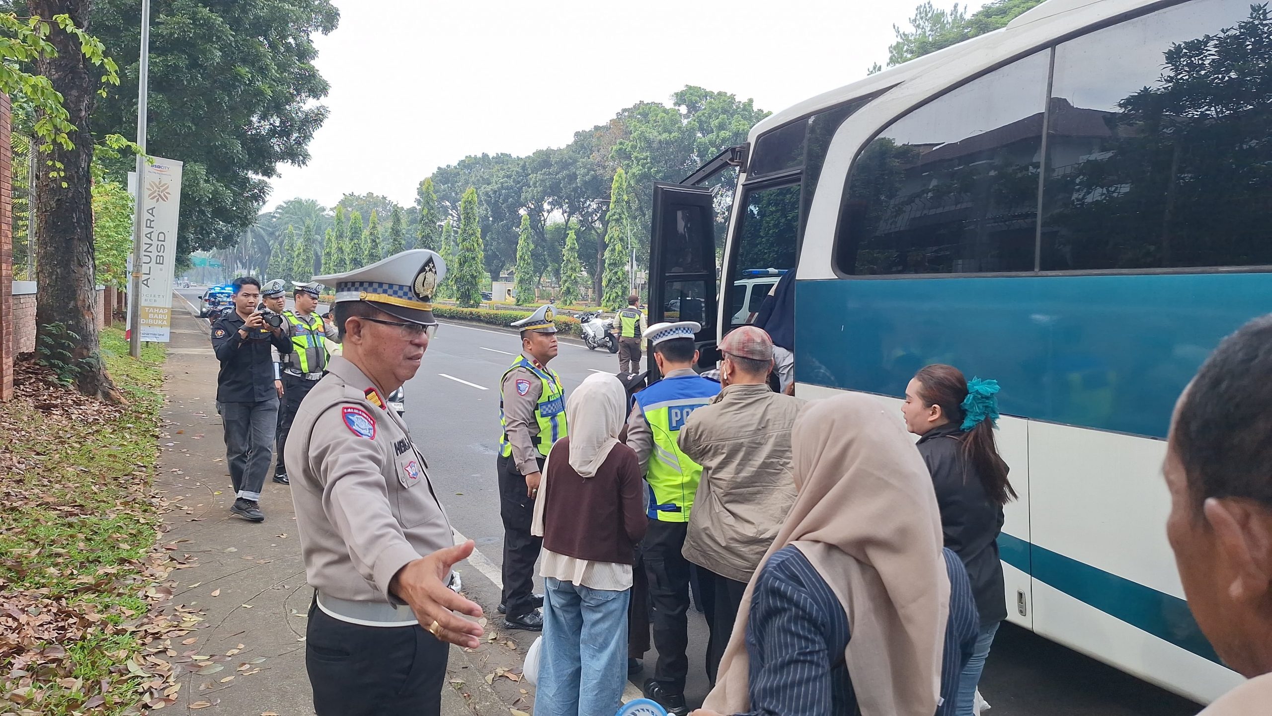 Gerak Cepat Satlantas Polres Tangsel Evakuasi Kecelakaan Mini Bus di BSD