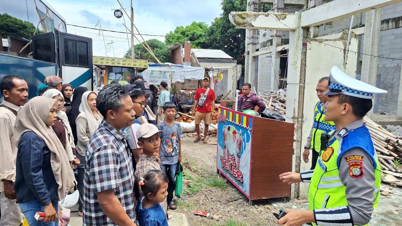 Satlantas Polres Tangsel Antar Korban Laka Lantas Hingga ke Rumah