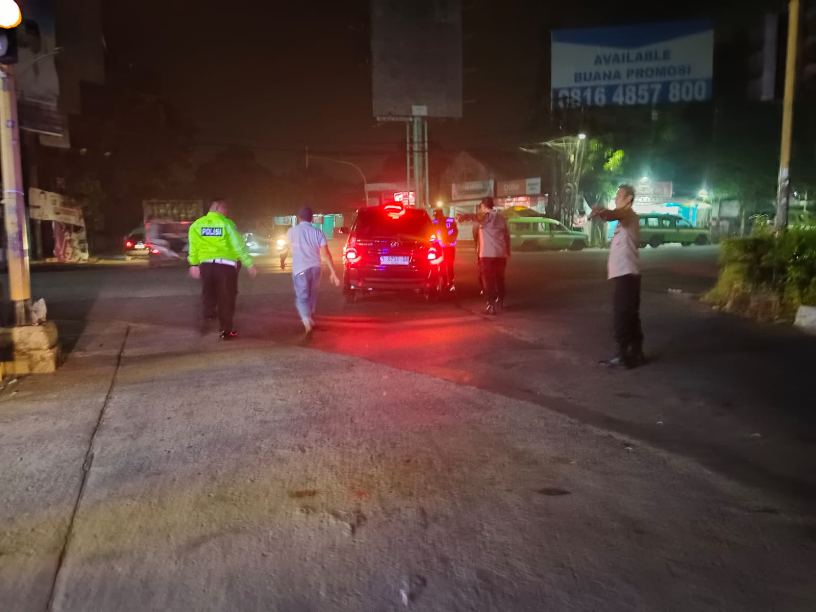 Polsek Cisauk Hadir di Tengah Malam, Ops Cipta Kondisi Jaga Keamanan dan Bantu Warga