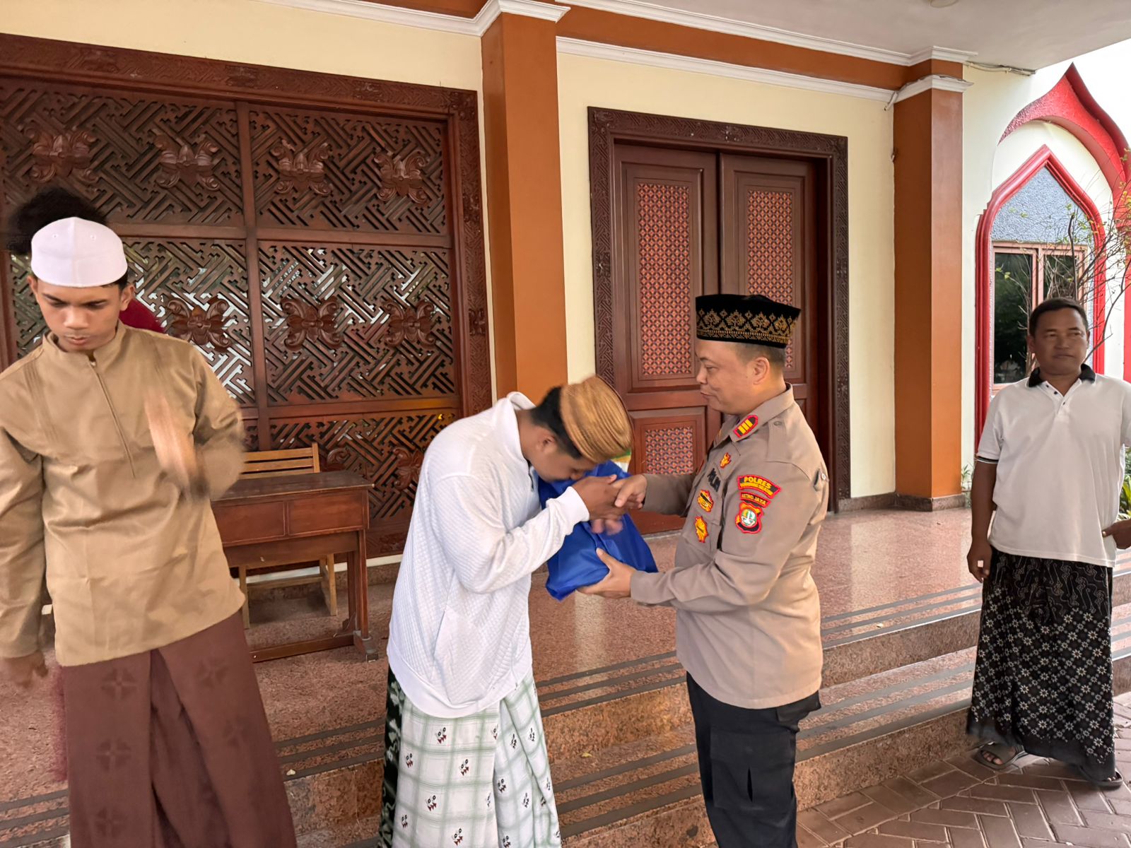 Kapolsek Kelapa Dua Berikan Bantuan Sembako kepada Mahasiswa