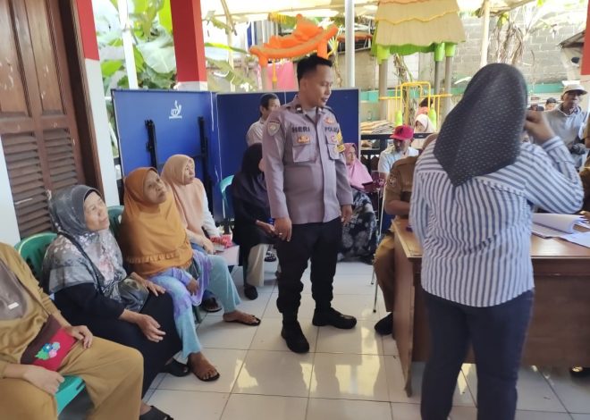 Bhabinkamtibmas Aktif Sambangi Warga, Penyaluran Bantuan Pangan Bulog di Rawabuntu 