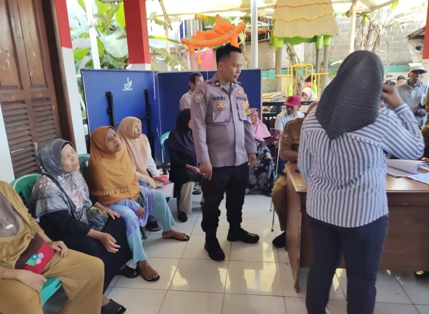 Bhabinkamtibmas Aktif Sambangi Warga, Penyaluran Bantuan Pangan Bulog di Rawabuntu 