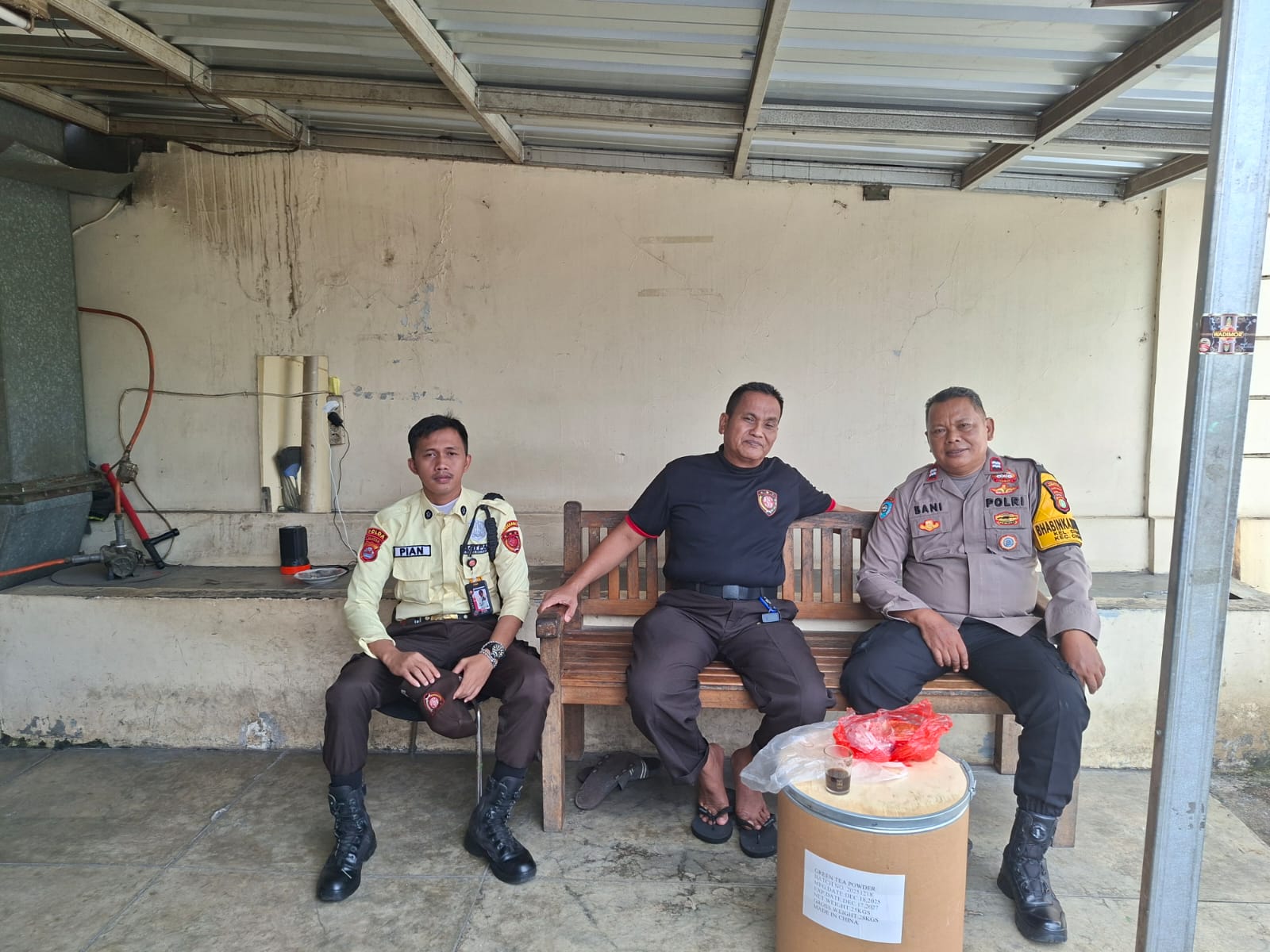 Tingkatkan Keamanan Lingkungan Kerja, Bhabinkamtibmas Cisauk Laksanakan Sambang dan Pembinaan Security