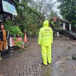 Sigap Hadapi Cuaca Ekstrem, Polsek Kelapa Dua Pastikan Wilayah Tetap Aman dan Kondusif