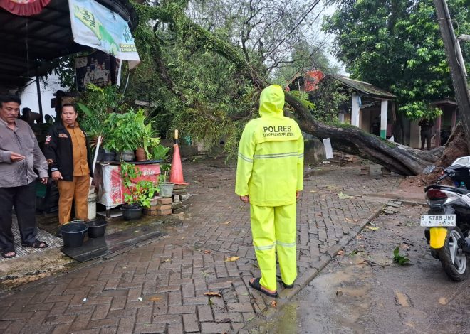 Sigap Hadapi Cuaca Ekstrem, Polsek Kelapa Dua Pastikan Wilayah Tetap Aman dan Kondusif