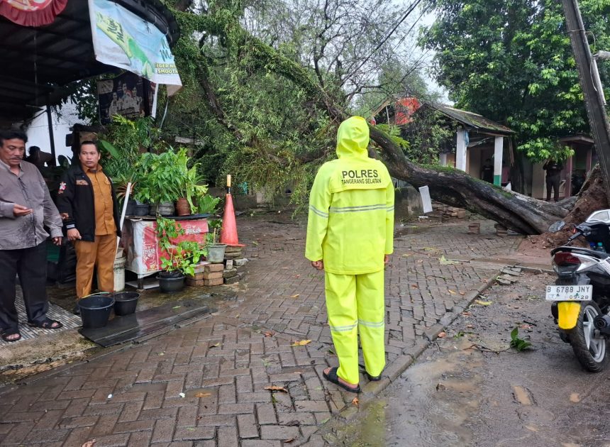 Sigap Hadapi Cuaca Ekstrem, Polsek Kelapa Dua Pastikan Wilayah Tetap Aman dan Kondusif