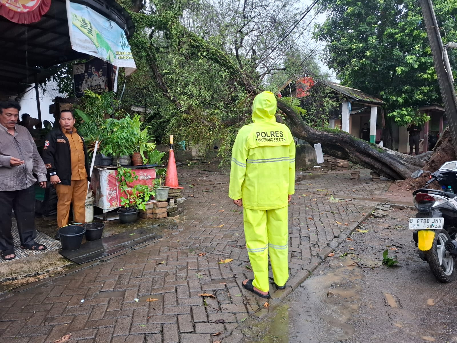 Sigap Hadapi Cuaca Ekstrem, Polsek Kelapa Dua Pastikan Wilayah Tetap Aman dan Kondusif