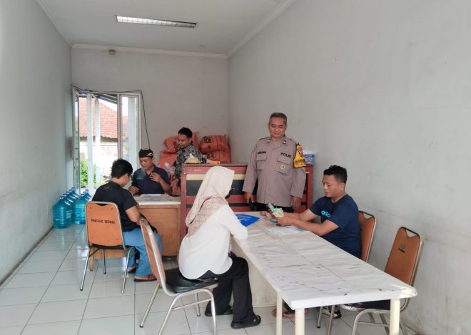 Bhabinkamtibmas Curug Kulon Pantau Penyaluran BPNT di Kantor Pos