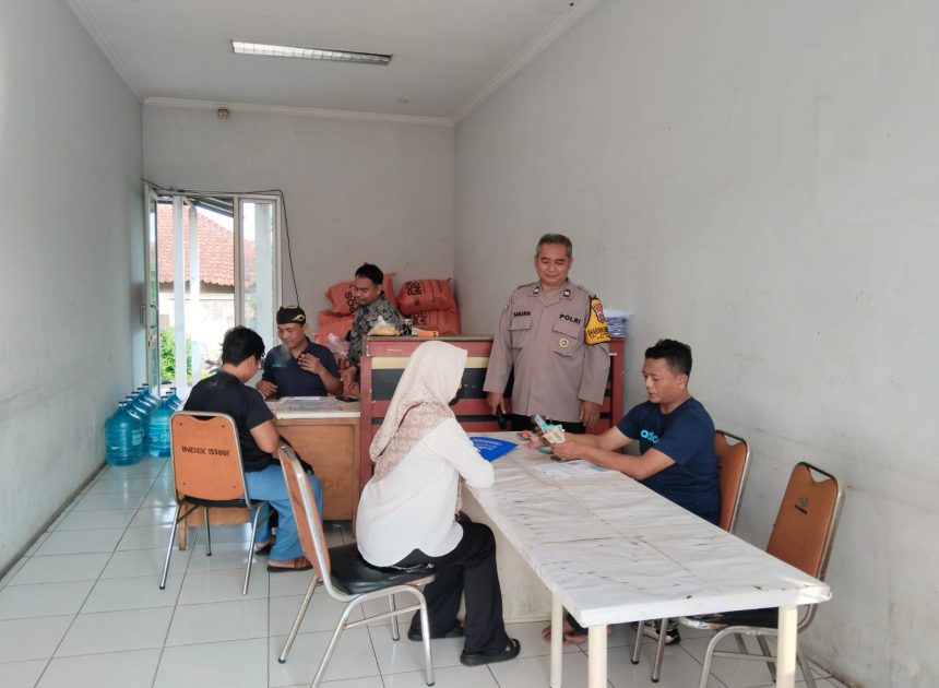 Bhabinkamtibmas Curug Kulon Pantau Penyaluran BPNT di Kantor Pos