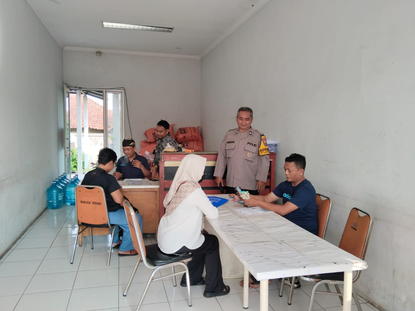 Bhabinkamtibmas Curug Kulon Pantau Penyaluran BPNT di Kantor Pos