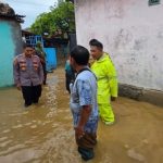Tim Siaga Bencana Polsek Pagedangan Tanggap Banjir Akibat Luapan Kali Cimanceri di Desa Karang Tengah