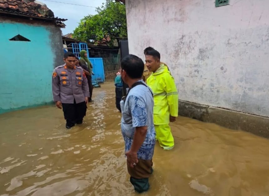 Tim Siaga Bencana Polsek Pagedangan Tanggap Banjir Akibat Luapan Kali Cimanceri di Desa Karang Tengah