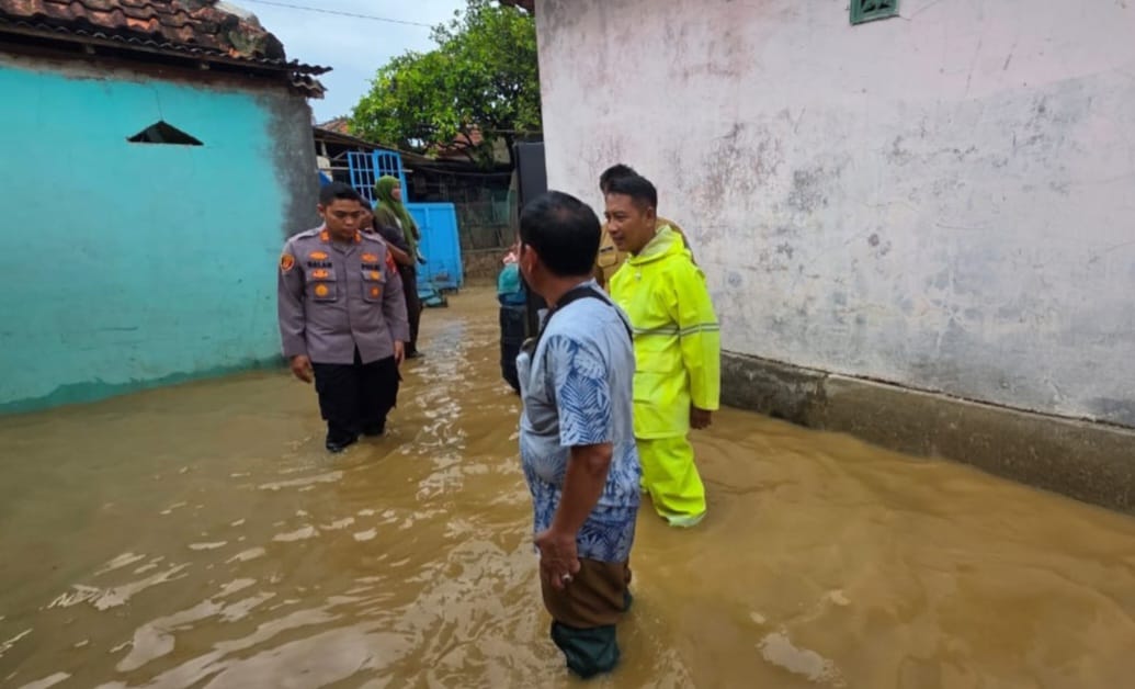Tim Siaga Bencana Polsek Pagedangan Tanggap Banjir Akibat Luapan Kali Cimanceri di Desa Karang Tengah
