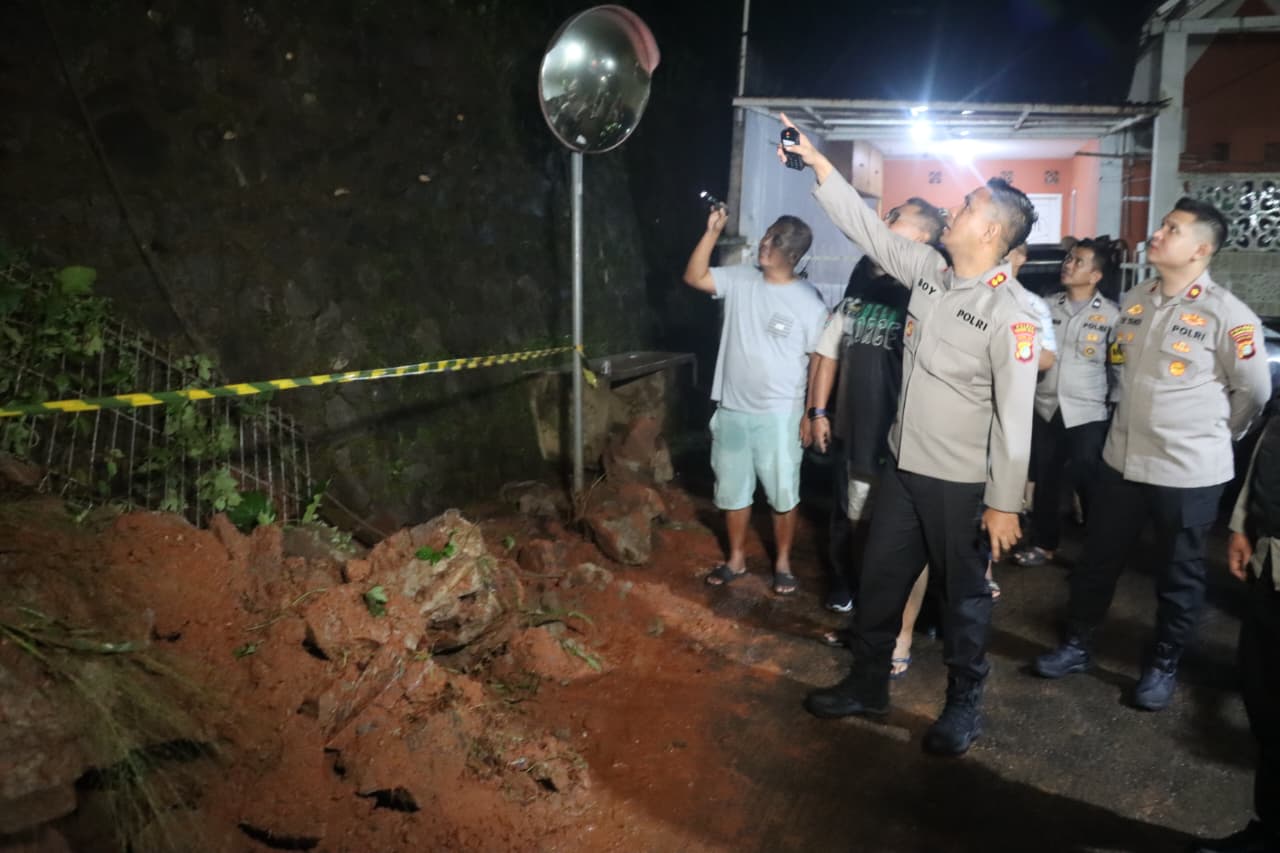 Kapolres Tangsel Pastikan Penanganan Cepat Longsor di Serpong, Akses Jalan Jadi Prioritas