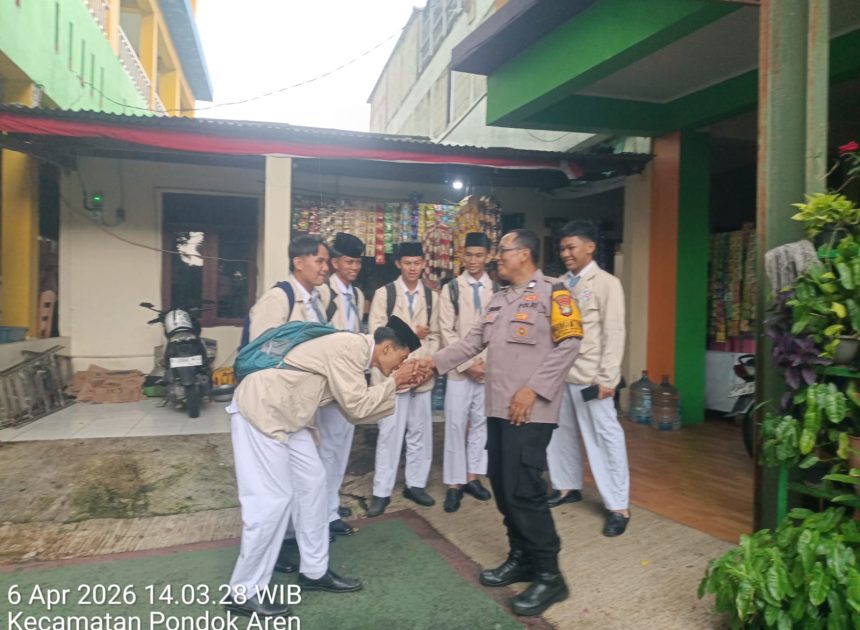 Cegah Tawuran Sejak Dini, Bhabinkamtibmas Gencarkan Himbauan Kamtibmas kepada Pelajar di SMK Madani