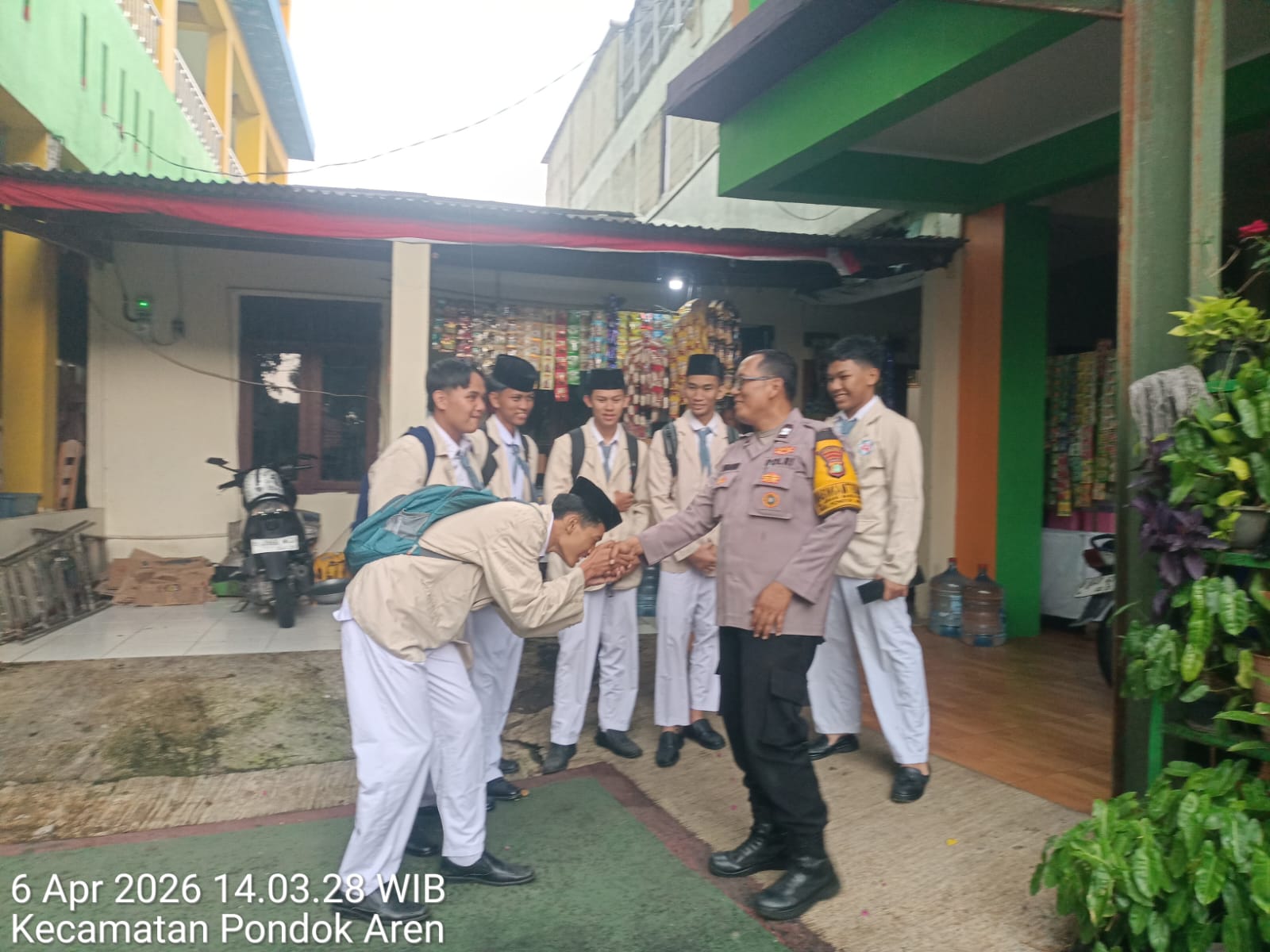 Cegah Tawuran Sejak Dini, Bhabinkamtibmas Gencarkan Himbauan Kamtibmas kepada Pelajar di SMK Madani
