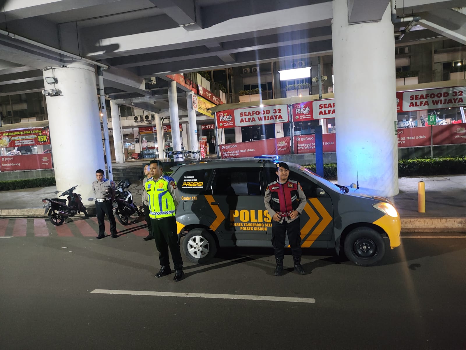 KRYD Polsek Cisauk Laksanakan Patroli Strong Point di Pasar Modern Intermoda BSD City