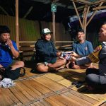 Bhabinkamtibmas Desa Curug Wetan Sambangi Pos Siskamling dan Berikan Bantuan Senter kepada Warga