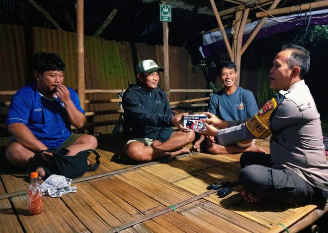 Bhabinkamtibmas Desa Curug Wetan Sambangi Pos Siskamling dan Berikan Bantuan Senter kepada Warga