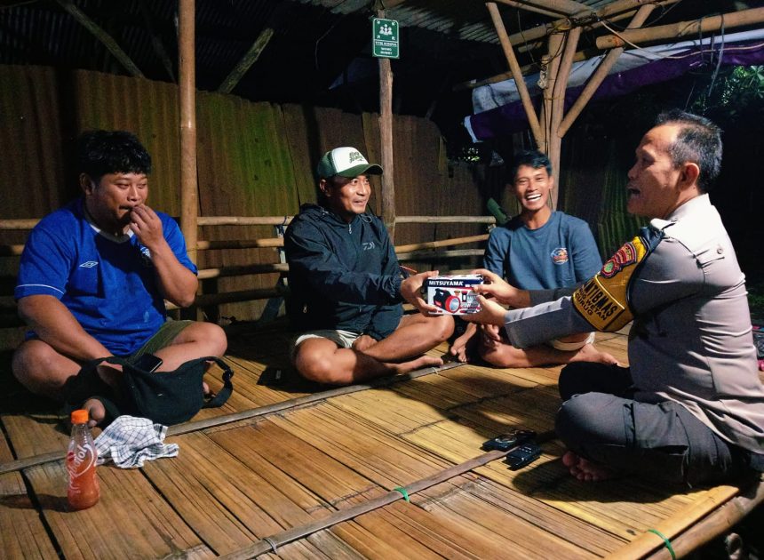 Bhabinkamtibmas Desa Curug Wetan Sambangi Pos Siskamling dan Berikan Bantuan Senter kepada Warga