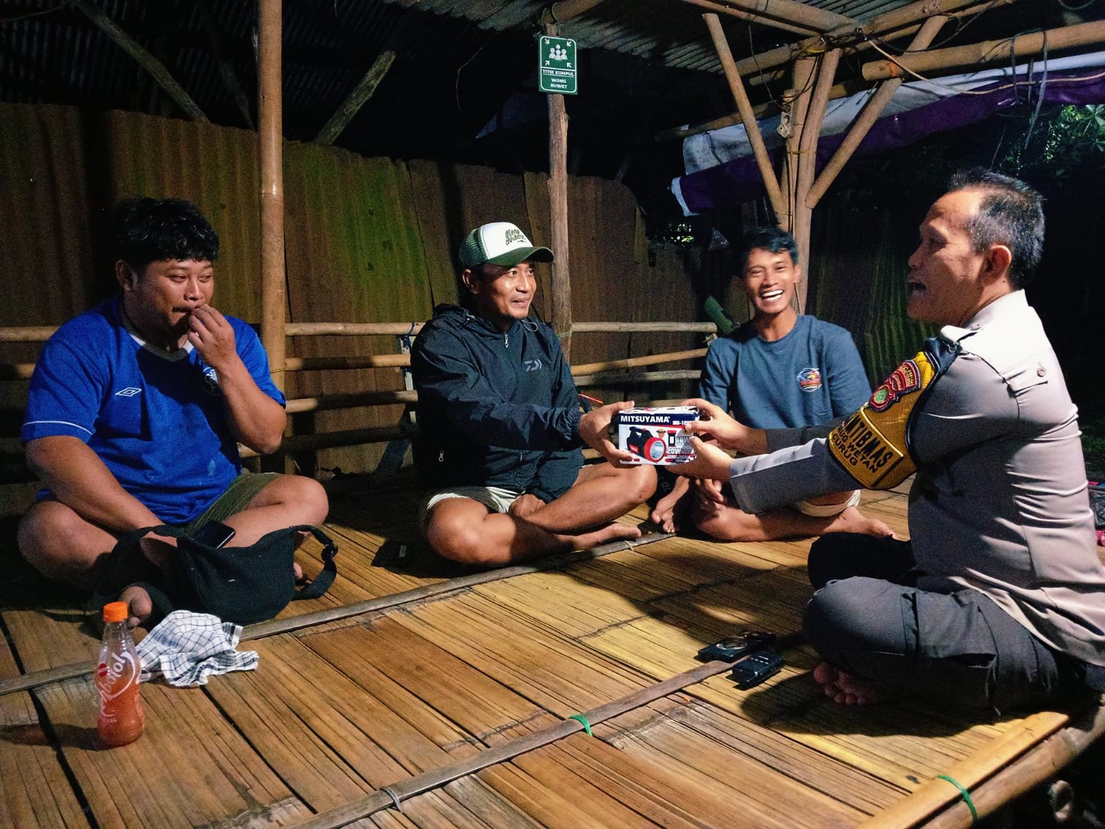 Bhabinkamtibmas Desa Curug Wetan Sambangi Pos Siskamling dan Berikan Bantuan Senter kepada Warga