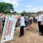 Tertib Lingkungan, Polsek Pagedangan Dampingi Pemasangan Larangan Buang Sampah di TPS Ilegal Jatake