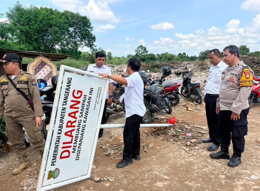 Tertib Lingkungan, Polsek Pagedangan Dampingi Pemasangan Larangan Buang Sampah di TPS Ilegal Jatake