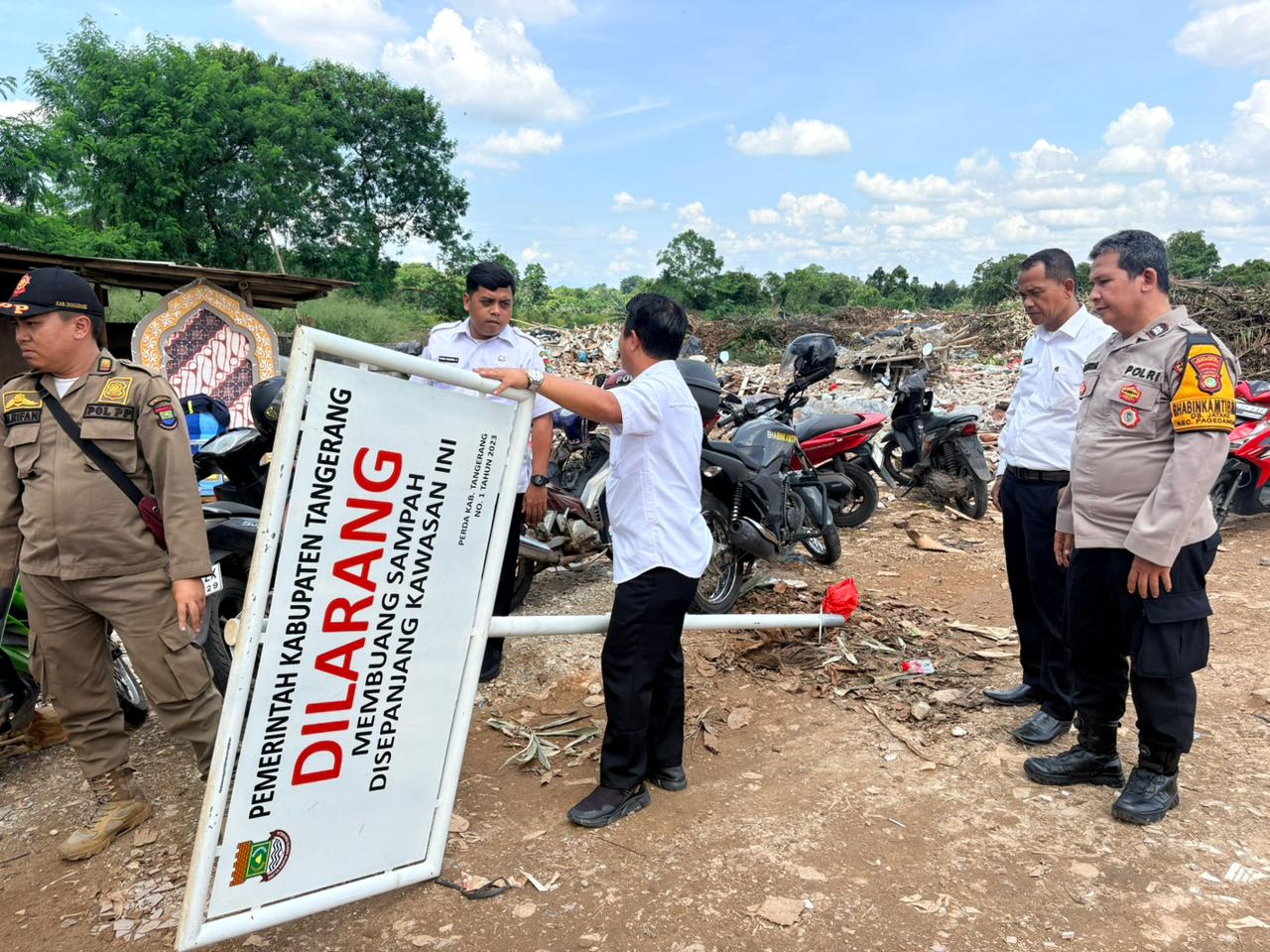 Tertib Lingkungan, Polsek Pagedangan Dampingi Pemasangan Larangan Buang Sampah di TPS Ilegal Jatake
