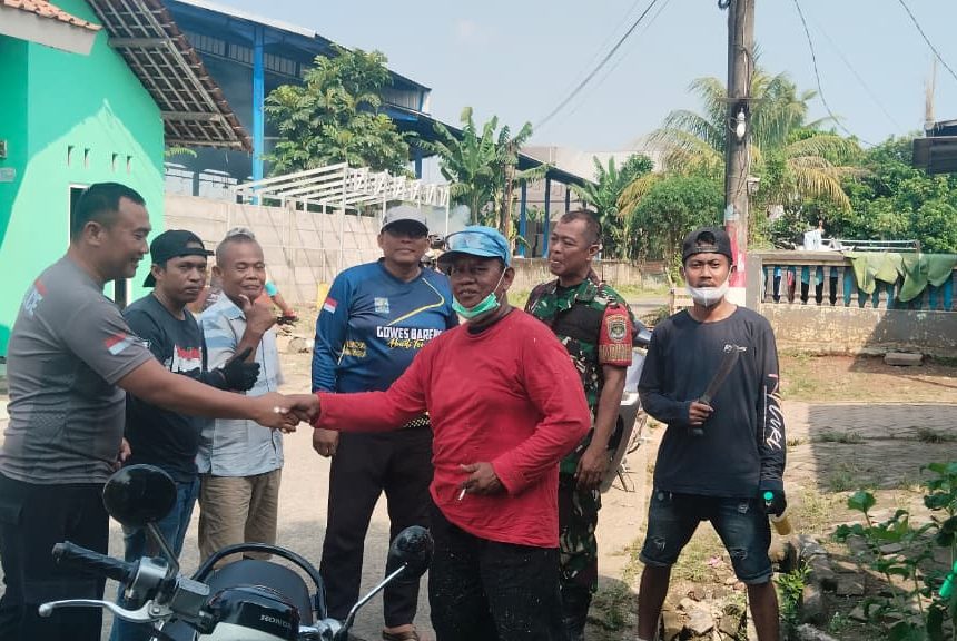 Bhabinkamtibmas Desa Cirarab Melaksanakan Kegiatan Bersih Bumi Wujudkan Lingkungan Sehat dan Kebersamaan