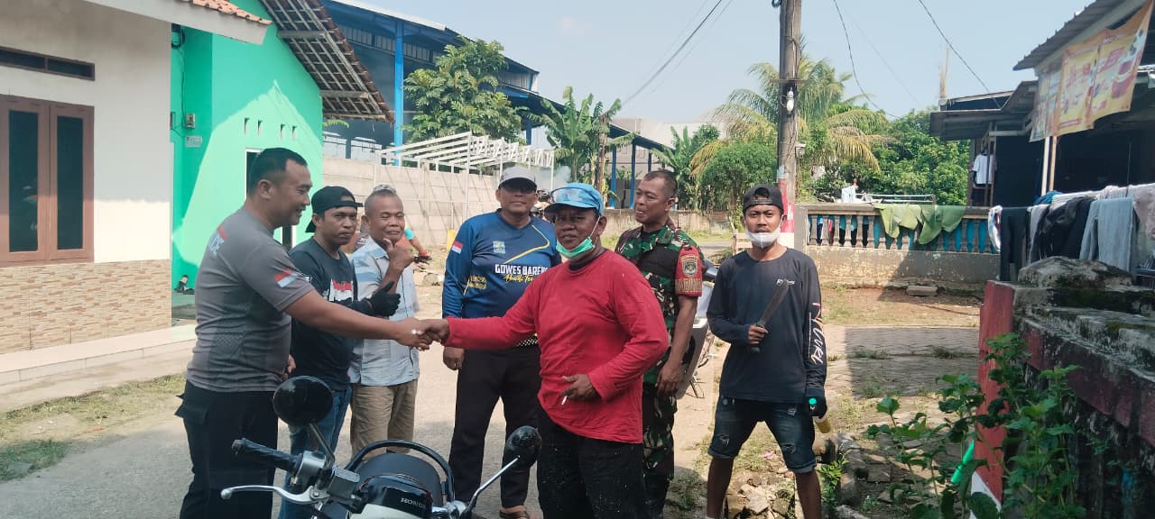 Bhabinkamtibmas Desa Cirarab Melaksanakan Kegiatan Bersih Bumi Wujudkan Lingkungan Sehat dan Kebersamaan