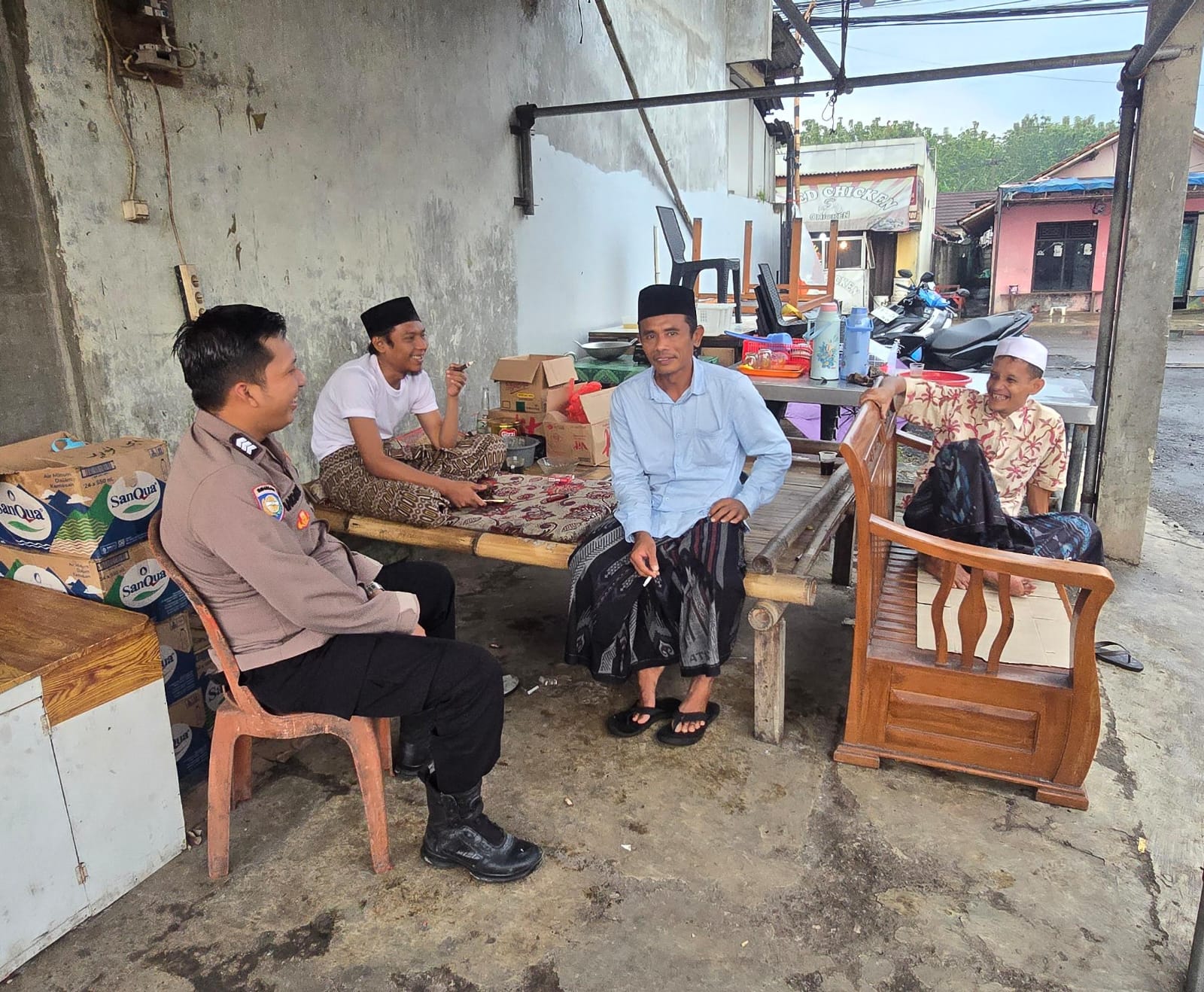 Cooling System Humanis, Bhabinkamtibmas Serdang Wetan Ajak Warga Jaga Keamanan Lingkungan