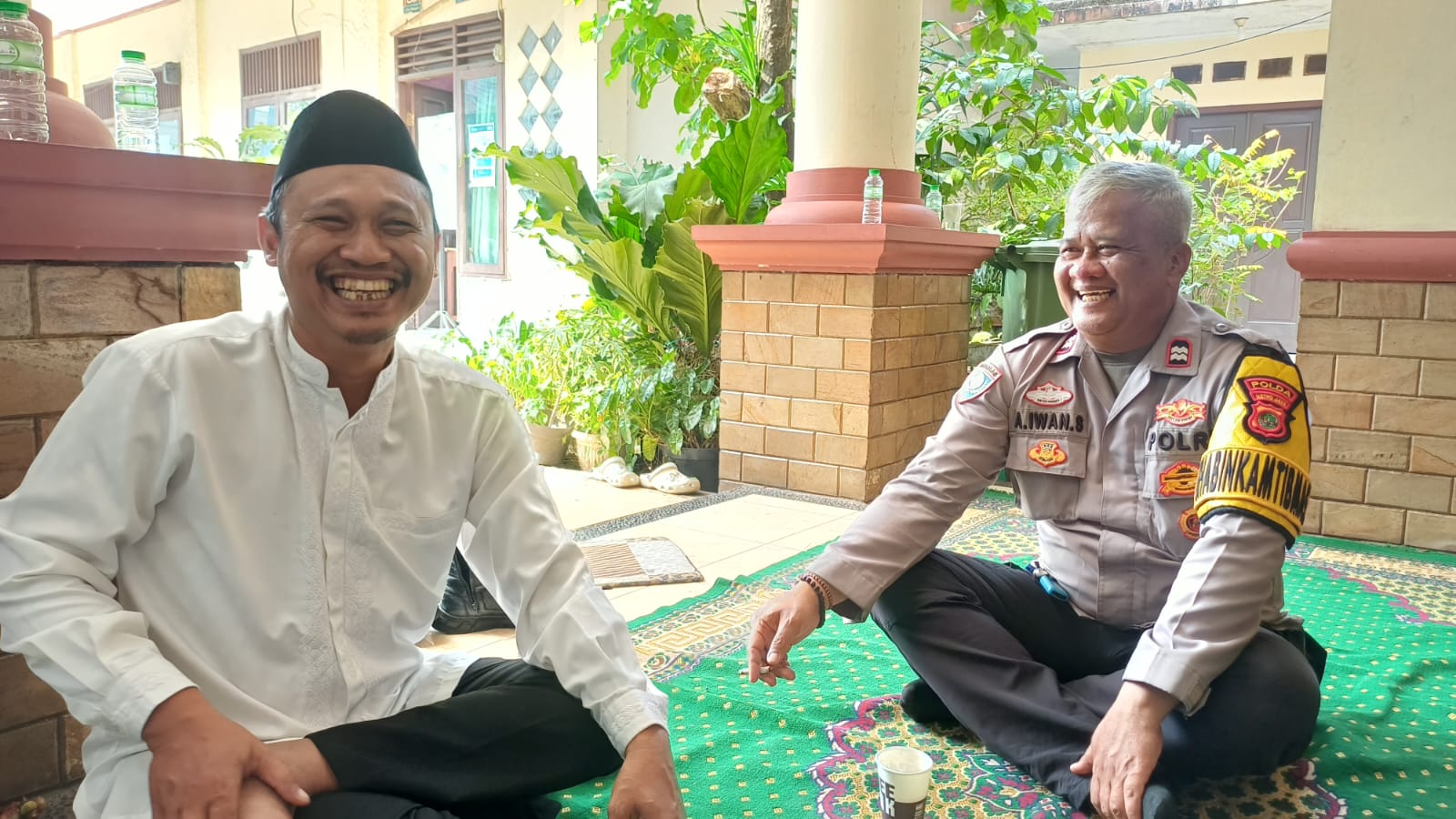 Pengamanan Halal Bihalal dan Pelepasan Jamaah Haji, Bhabinkamtibmas Pastikan Kegiatan Berjalan Aman dan Khidmat