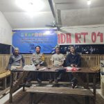 Dini Hari Tetap Siaga, Bhabinkamtibmas Rawa Buntu Cek Poskamling Perkuat Keamanan Lingkungan