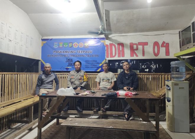 Dini Hari Tetap Siaga, Bhabinkamtibmas Rawa Buntu Cek Poskamling Perkuat Keamanan Lingkungan