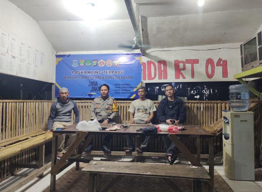 Dini Hari Tetap Siaga, Bhabinkamtibmas Rawa Buntu Cek Poskamling Perkuat Keamanan Lingkungan