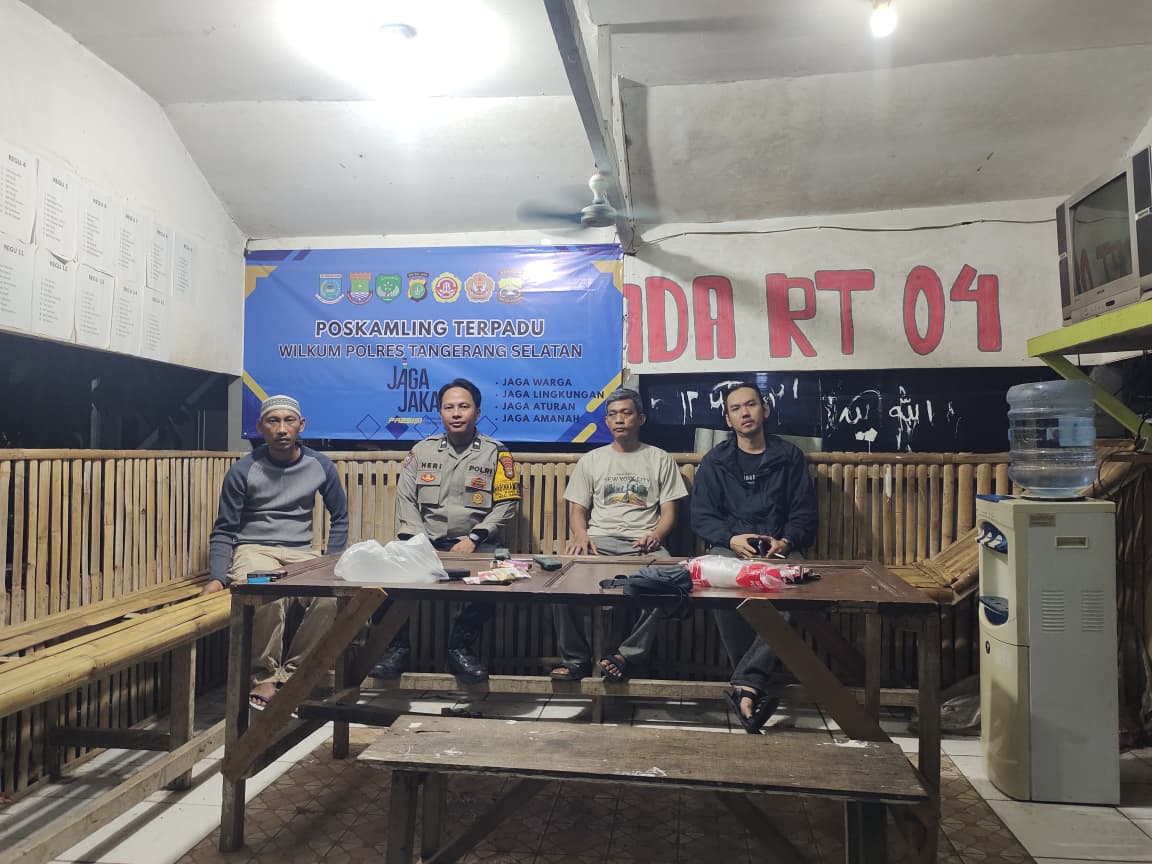 Dini Hari Tetap Siaga, Bhabinkamtibmas Rawa Buntu Cek Poskamling Perkuat Keamanan Lingkungan