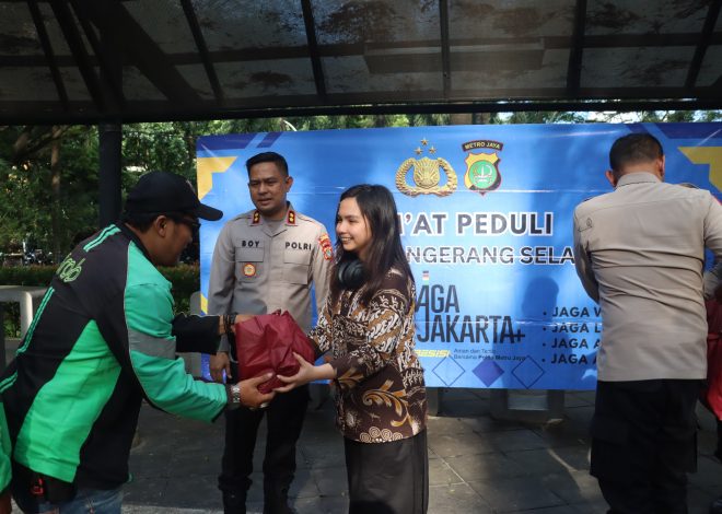 Jumat Peduli di Serpong, Kapolres Tangsel Bagikan Sembako untuk Masyarakat