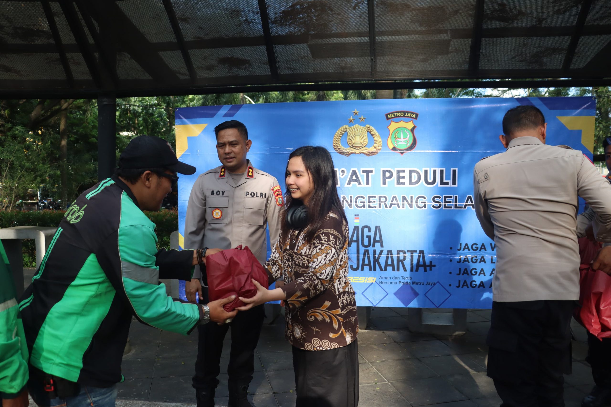 Jumat Peduli di Serpong, Kapolres Tangsel Bagikan Sembako untuk Masyarakat