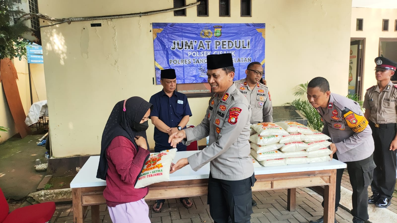 Gelar Jumat Berbagi, Polsek Cisauk Perkuat Silaturahmi dan Serap Aspirasi Warga