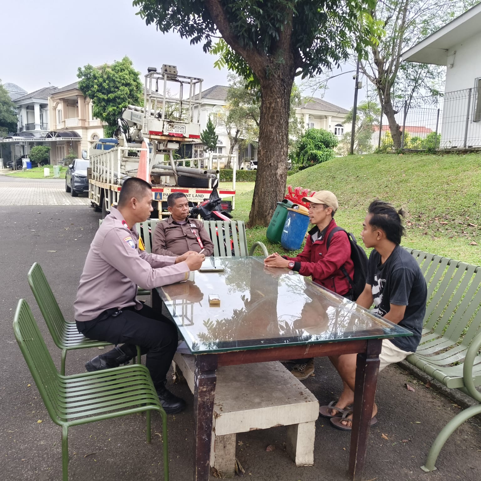 Cooling System di Gading Serpong, Bhabinkamtibmas Ajak Warga Aktif Jaga Kamtibmas