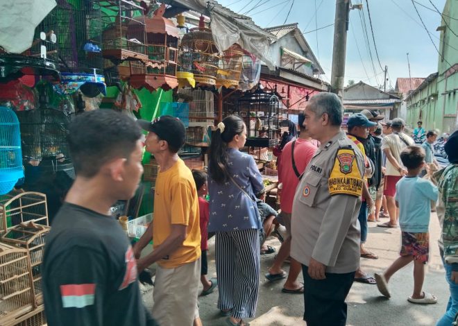 Bhabinkamtibmas Curug Kulon Pantau Aktivitas Masyarakat di Alun-Alun Curug