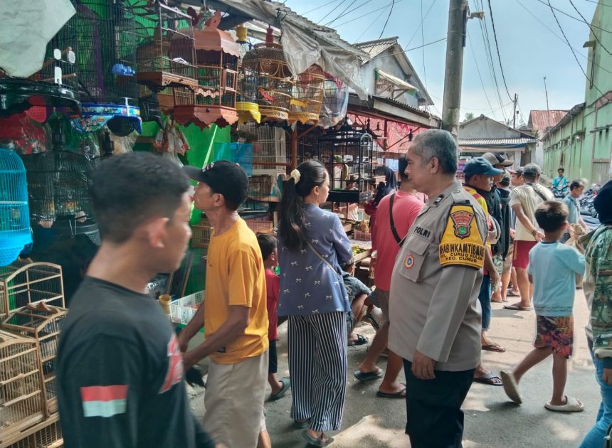 Bhabinkamtibmas Curug Kulon Pantau Aktivitas Masyarakat di Alun-Alun Curug