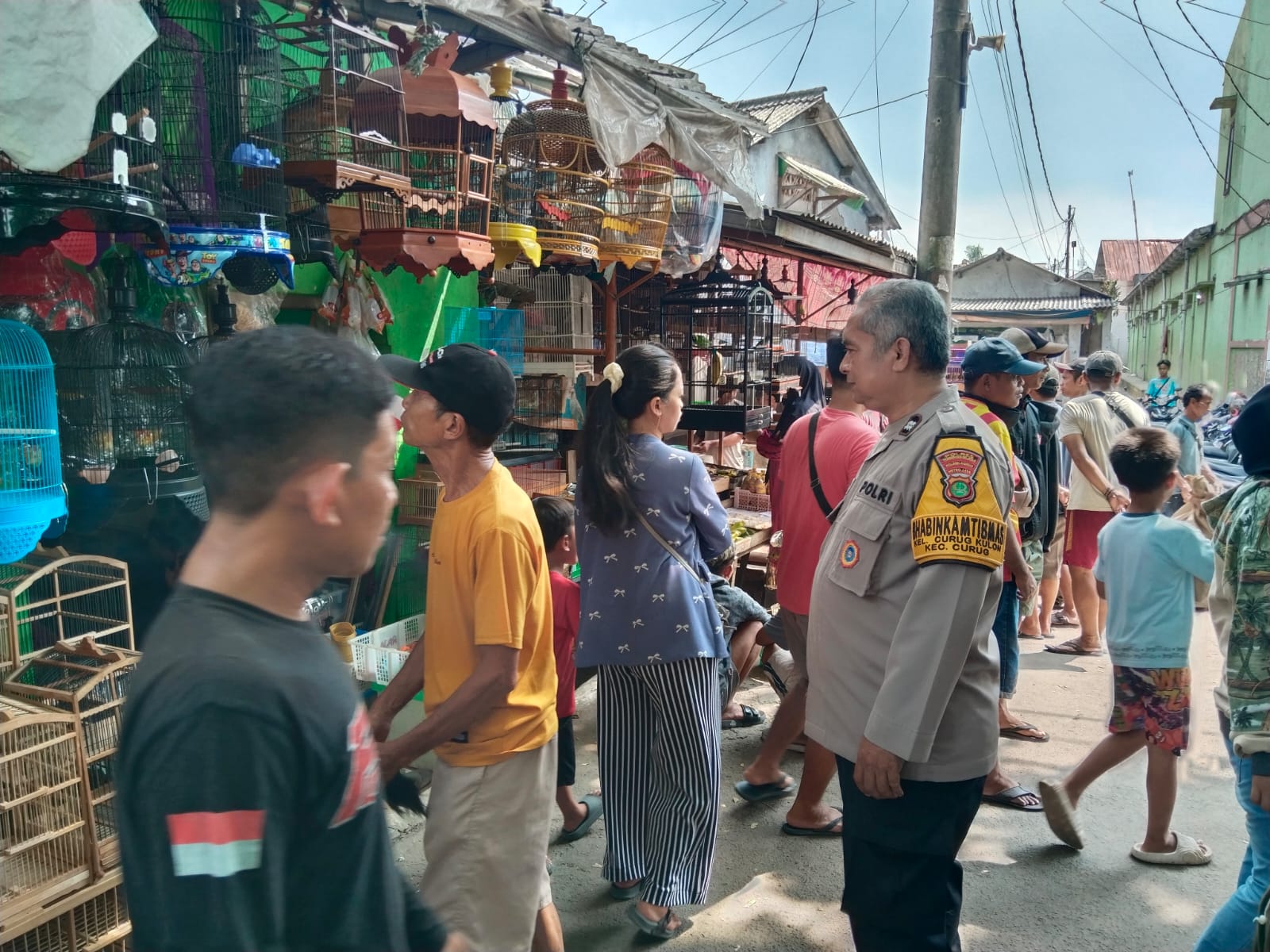 Bhabinkamtibmas Curug Kulon Pantau Aktivitas Masyarakat di Alun-Alun Curug