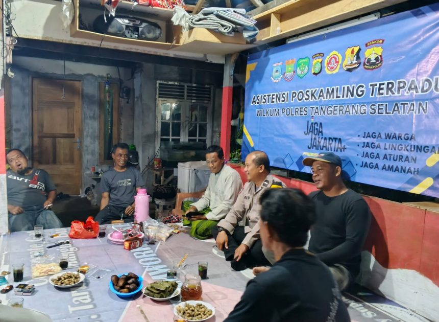 Aktifkan Siskamling, Bhabinkamtibmas Pakujaya Cek Poskamling Terpadu Demi Keamanan Lingkungan