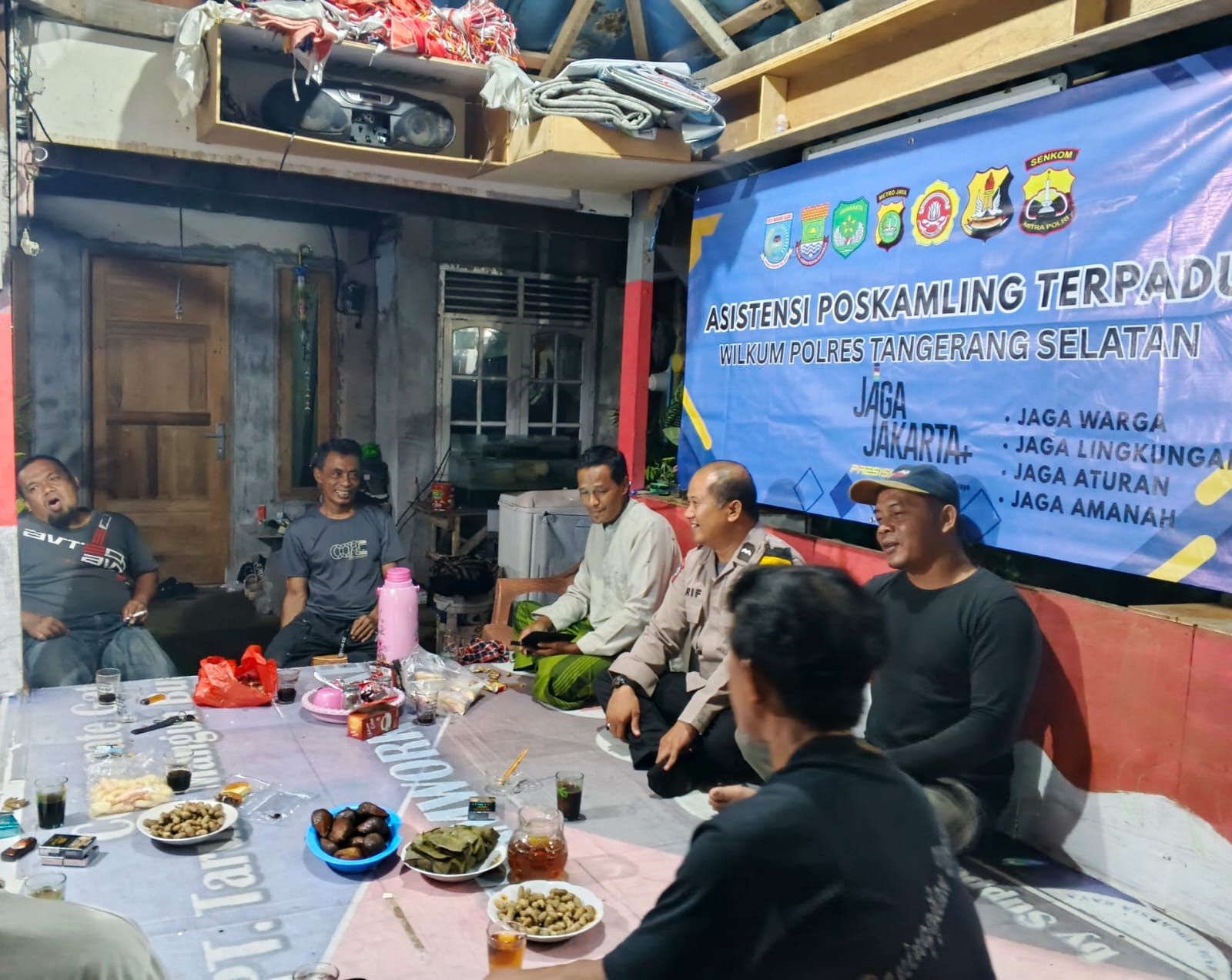 Aktifkan Siskamling, Bhabinkamtibmas Pakujaya Cek Poskamling Terpadu Demi Keamanan Lingkungan