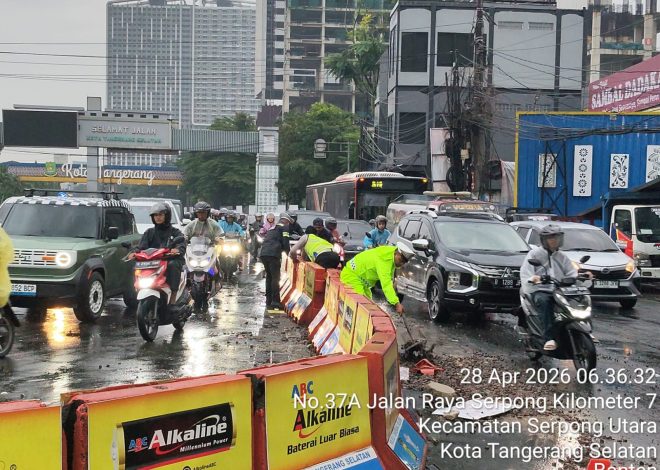 Hujan Tak Surutkan Dedikasi, Sat Lantas Polres Tangsel Tetap Siaga Layani Masyarakat