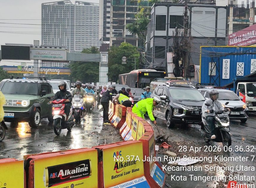 Hujan Tak Surutkan Dedikasi, Sat Lantas Polres Tangsel Tetap Siaga Layani Masyarakat
