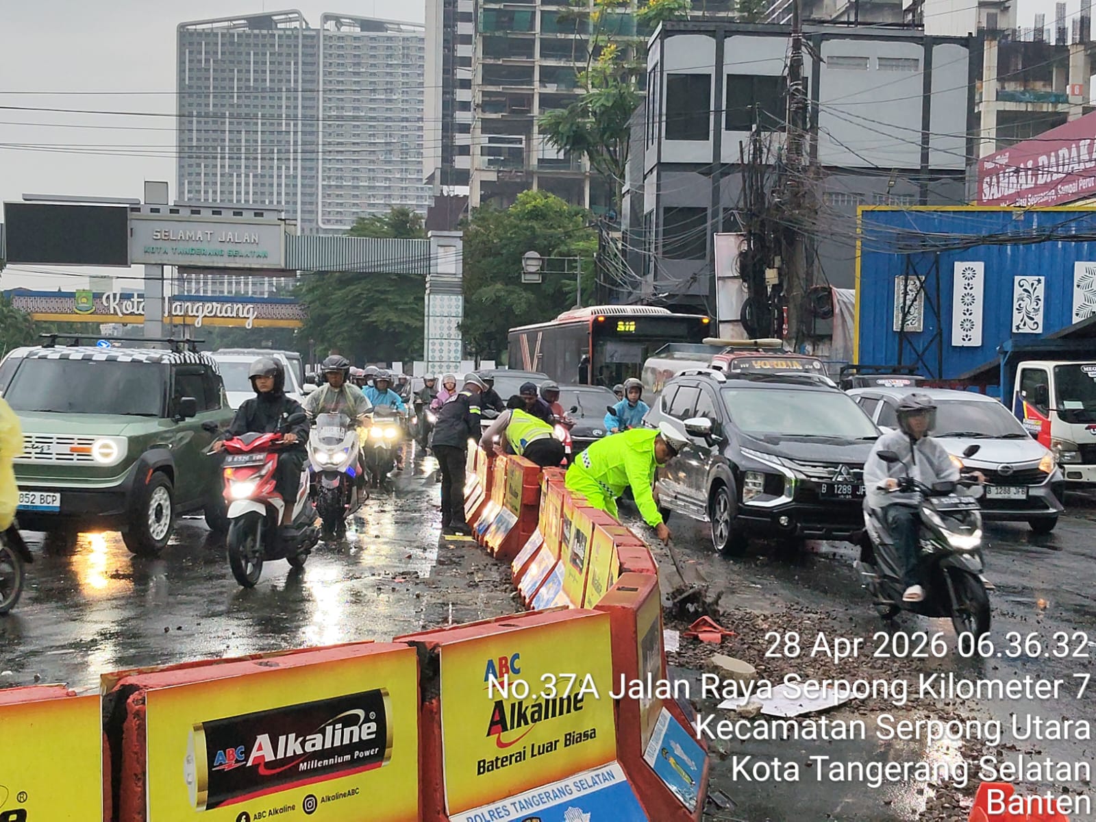 Hujan Tak Surutkan Dedikasi, Sat Lantas Polres Tangsel Tetap Siaga Layani Masyarakat
