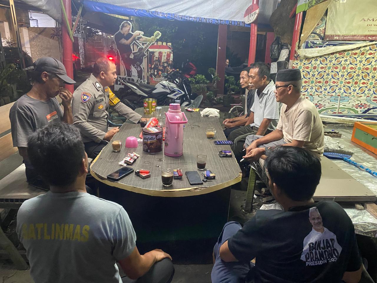 Bhabinkamtibmas Kelurahan Sukabakti Sambangi Pos Kamling, Ajak Warga Tingkatkan Kewaspadaan